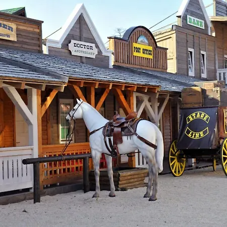 Апартаменты El Paso City, - Unique Wooden Cottages, Treehouse, Wild West Rooms, 1-6 People Златибор