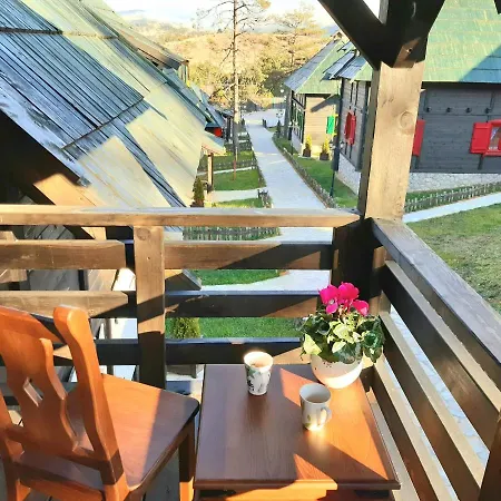 El Paso City, - Unique Wooden Cottages, Treehouse, Wild West Rooms, 1-6 People * Златибор