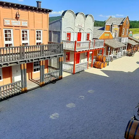 El Paso City, - Unique Wooden Cottages, Treehouse, Wild West Rooms, 1-6 People Апартаменты