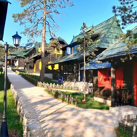 El Paso City, - Unique Wooden Cottages, Treehouse, Wild West Rooms, 1-6 People شقة زلاتيبور